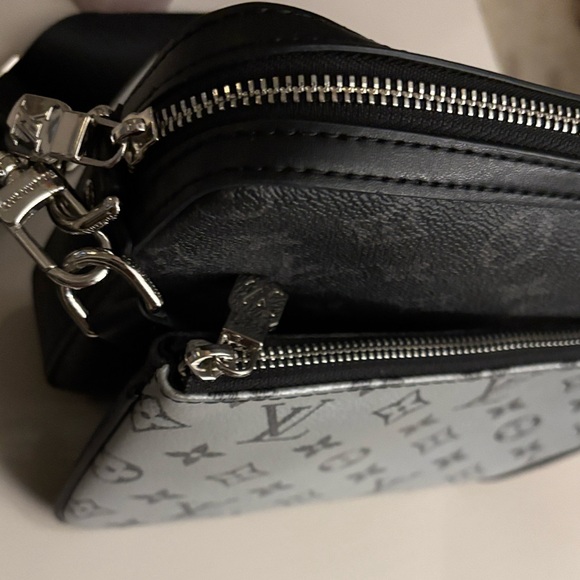 Stylish Black and Gray Crossbody Bag Brand New. - Picture 1 of 11